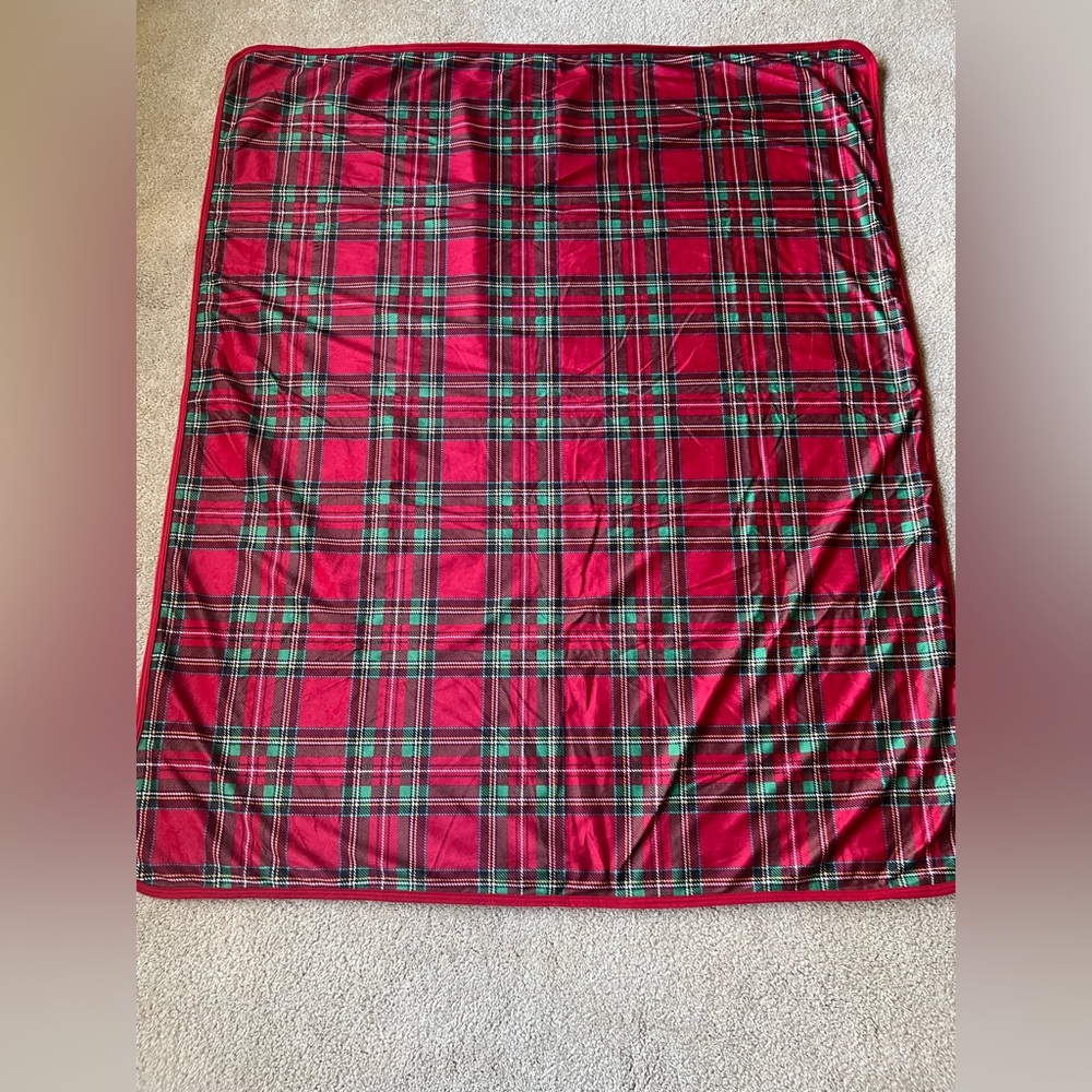 Disney Holiday Mickey and Minnie Throw Blanket - Picture 2 of 7